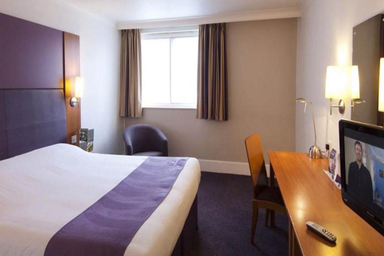 Premier Inn メードストン エクステリア 写真