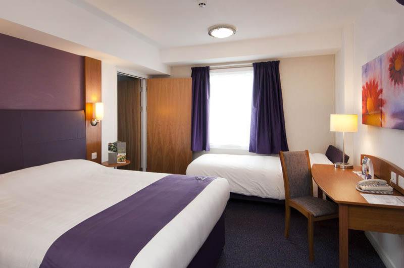 Premier Inn メードストン エクステリア 写真